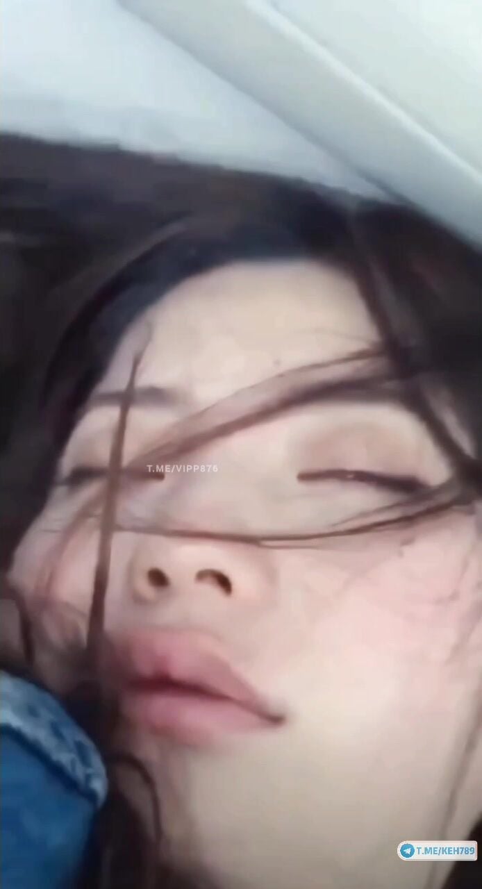 Em teen xinh ngây thơ đi nhậu về ngủ say luôn trên xe bị tài xế lột đồ ra móc lồn